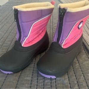 Gently used girls snow boots with zippers to get in and out with ease.